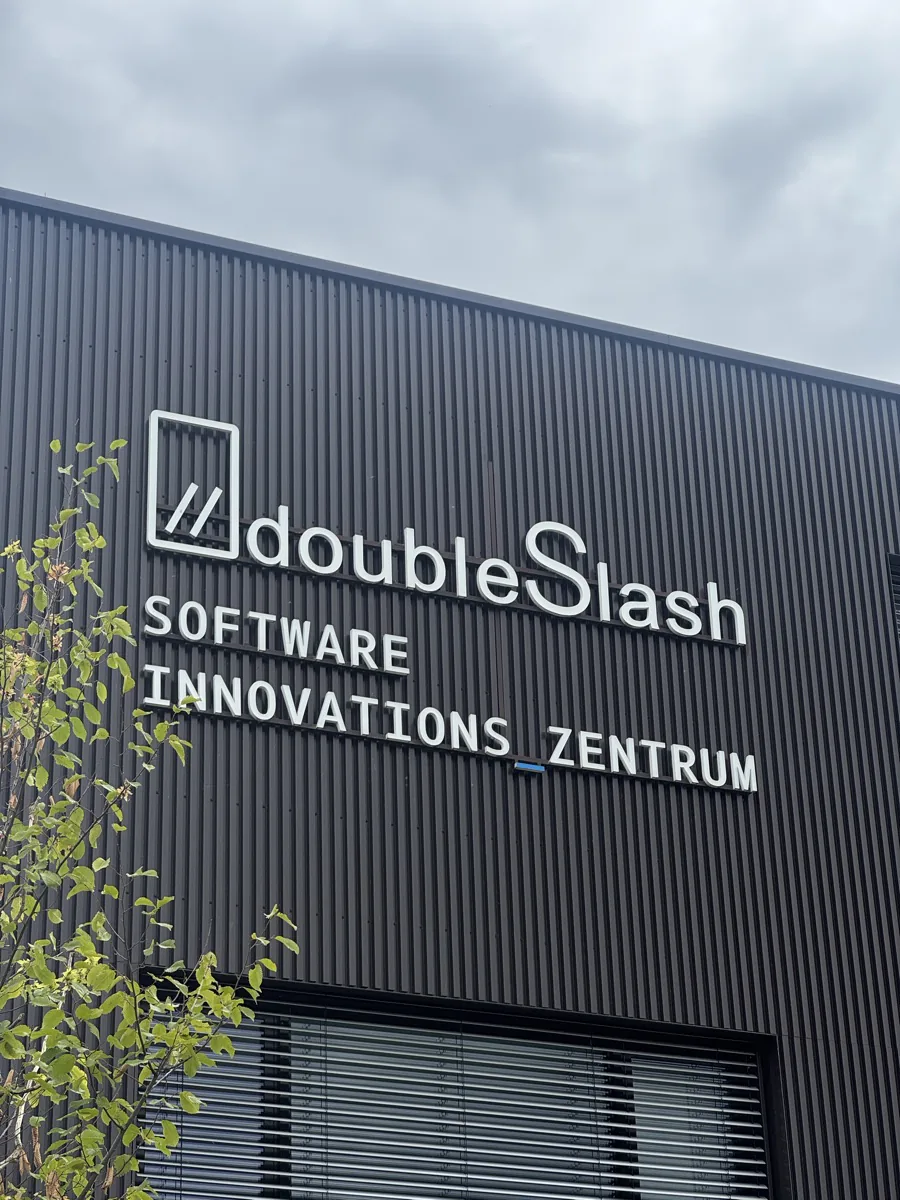 Gebäudeschild doubleSlash Software Innovationszentrum